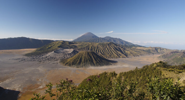 Mehr über den Artikel erfahren Reisevortrag: Indonesien ‒ Im Reich der Orang-Utans, Vulkane und mystischer Stätten. Die Vielfalt der indonesischen Inseln